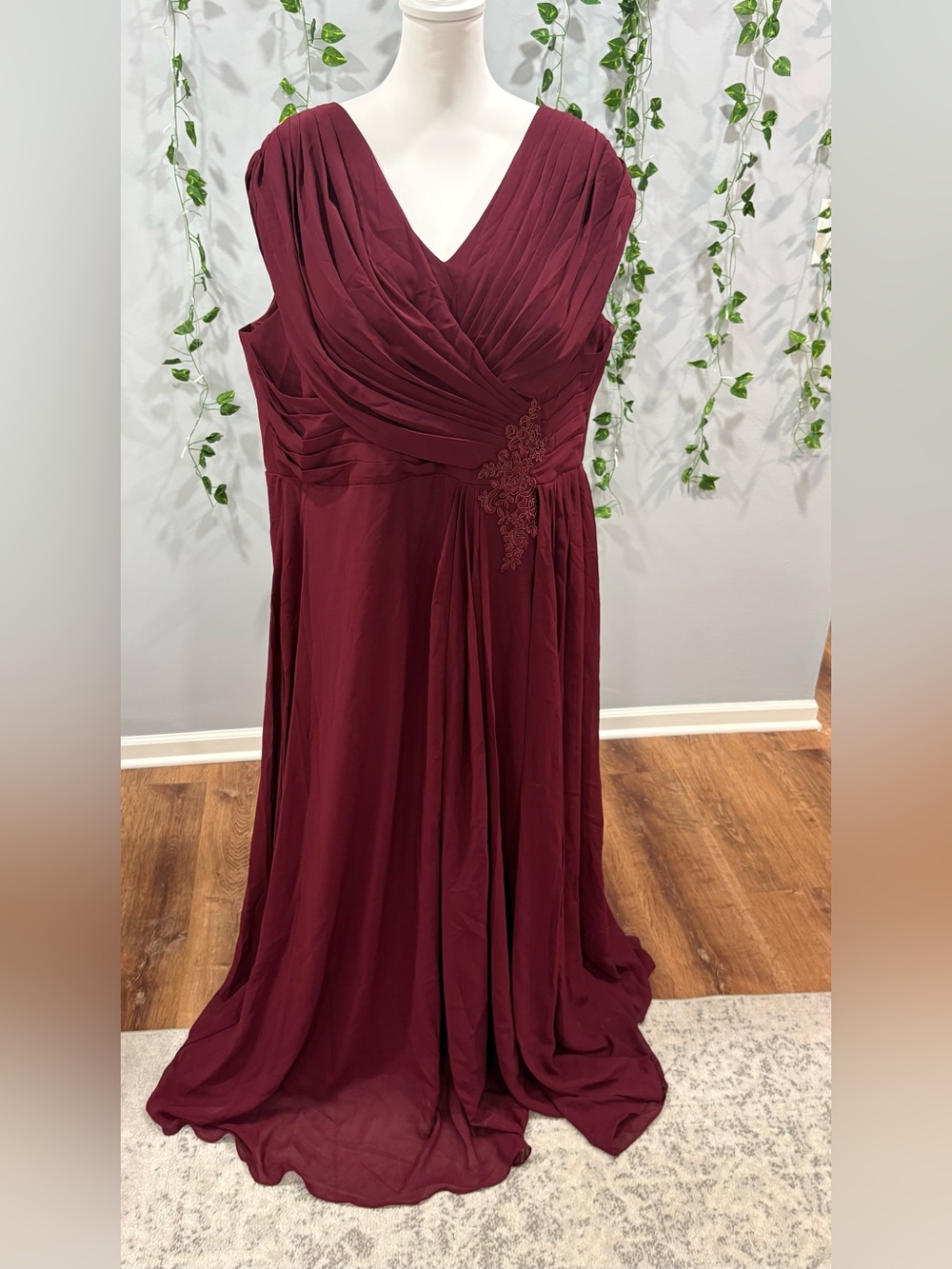 Elegant Burgundy V-Neck Evening Dress - Picture 2 of 3